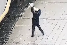 “商场保安徒手接住坠楼婴儿”被当成新闻热传 首发者：视频是根据此前事件翻拍重现图片