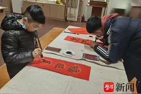 写福字、贴春联！青少年为高龄独居老人“送福”上门图片