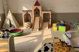 当00后老师遇上2岁娃，啼哭、不能自理、找妈妈……咋办？记者实地探访幼儿园托班图片