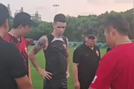 奥斯卡在上海度过第八个生日，海港球迷高唱生日歌，他也祝福国足尽快好起来图片