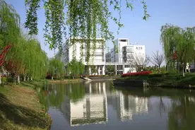 江苏一高校五一不调休放九天假，为何会令人羡慕图片