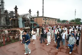 废弃燃气罐变身时尚秀场，首都高校师生探访798·751园区图片