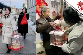 两女儿给爸爸过66岁大寿：手提礼物高喊口号 热闹又温馨视频封面