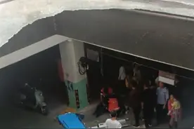 江西一男孩爬上地库采光井顶部，玻璃破碎后从6米高处坠落，手臂骨折图片