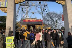 根本挤不上！北高峰迎财神，从公交站台就开始堵，早8点已超7千人图片