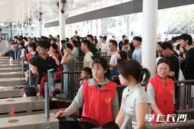 日均近60000人在橘子洲，景区多措并举让游客舒心又安心图片