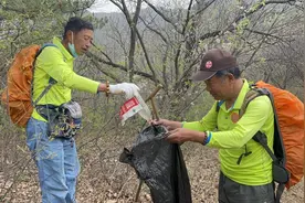 登山客多了垃圾也多了，志愿者徒步近20公里背下20多袋垃圾图片