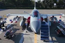 阿塞拜疆官宣接收“枭龙”战机，总统阿利耶夫登上座舱体验图片