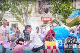 世博花漾泼水狂欢节举行 游客在昆明体验“泼天的欢乐”图片