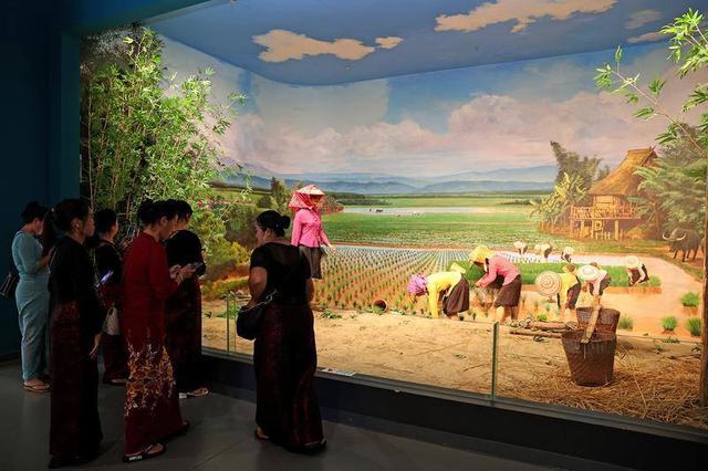 德宏州博物馆暑期迎观展热潮 游客探秘少数民族文化