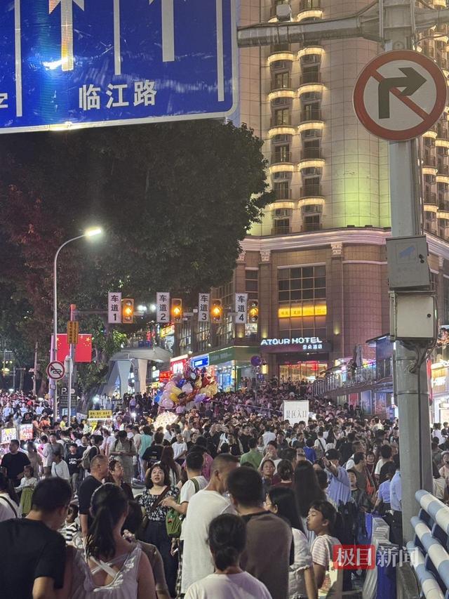 重庆又“宠客”，洪崖洞景区外封桥封路，游客提前一小时占位看亮灯