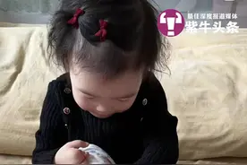 宝贝真棒！妈妈分享2岁娃独立穿戴假肢视频，网友齐喊加油图片