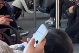 辽宁一男子骑电动车乘轻轨？客服：确实允许，但已收到通知将禁止携带乘车图片
