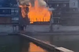 湘西凤凰古城一酒吧起火，消防：火已扑灭，原因正在调查图片