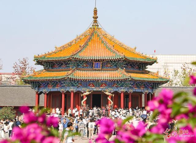 双节同庆引爆出游热潮 全国景点再现“人从众”