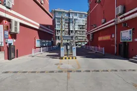 密云区果园街道：安装两处隔离护栏 让人车有序分流图片