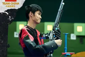 “干饭哥”盛李豪夺得男子10米气步枪金牌图片