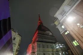 意大利都灵地标性建筑点亮“中国红”图片