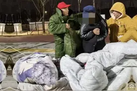 七旬老汉拉板车徒步60公里卖竹篮，好心人帮他回家，官方：他有各项保障图片