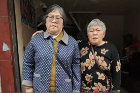 妹妹2岁被抱养，75年后姐妹俩见面相拥而泣，妹妹已满头白发图片