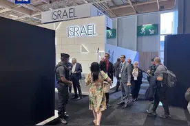 拒绝移走攻击性武器，巴黎航展部分以色列展台被围上“黑墙”图片