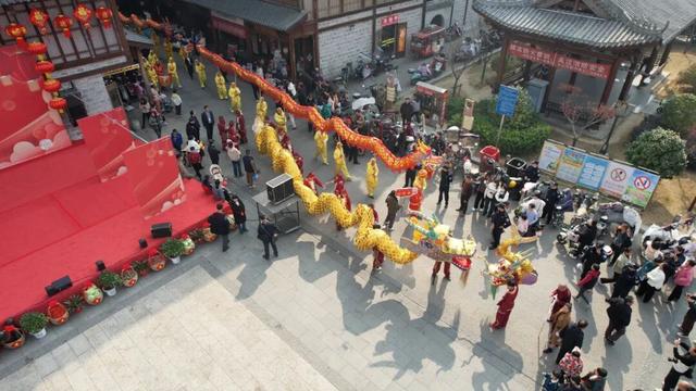 舞龙大会、民俗踩街、民俗展演、互动市集......安福县2026年喜迎新春文艺展演暨第四届民俗文化庙会预告来袭！