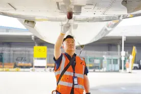 全国劳动模范何涛：  十七年，在高原“修”飞机图片