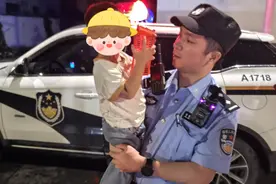 “110吗？我在马路上捡到一个孩子！”图片