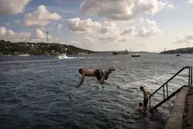 总台记者看世界｜早晚高峰堵车严重，伊斯坦布尔出现“游泳通勤”一族图片