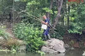 柳州两男子在河边做这事，被逮个正着！图片