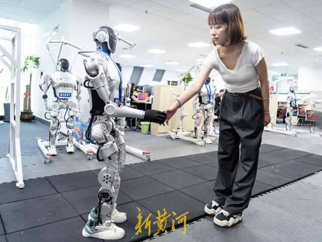 济南造机器人闪耀国际舞台：优宝特与齐鲁软件园的双向奔赴 | 我为民企办实事