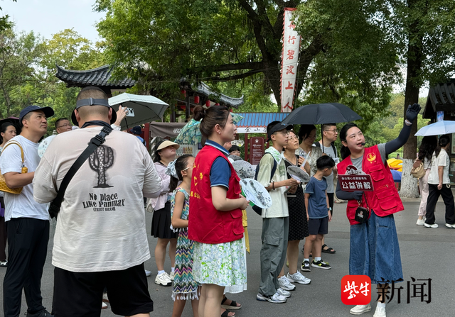 汗水浸透红马甲！镇江金山景区志愿者以汗为墨书写服务担当