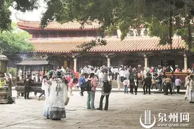 雨水难挡游客热情 漫游古城 畅享假期图片
