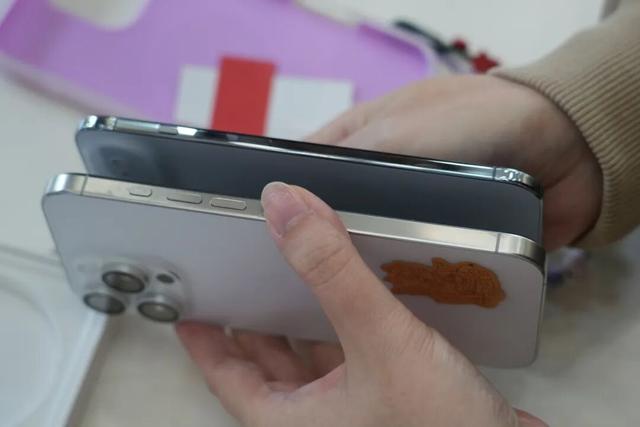 iPhone Air今日发售！我们跟着首批用户体验了电信eSIM手机开通