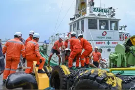 （外代一线）菲律宾加紧应对油轮倾覆所致漏油图片