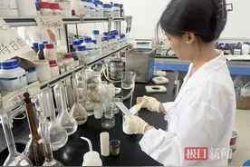 自制防晒霜、美甲DIY、化身粉刷匠……这所高校“花式”打开劳动教育图片