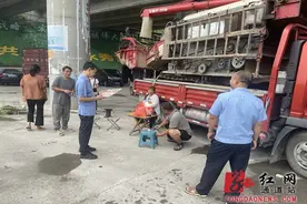 通道开展跨区作业农机安全生产检查图片