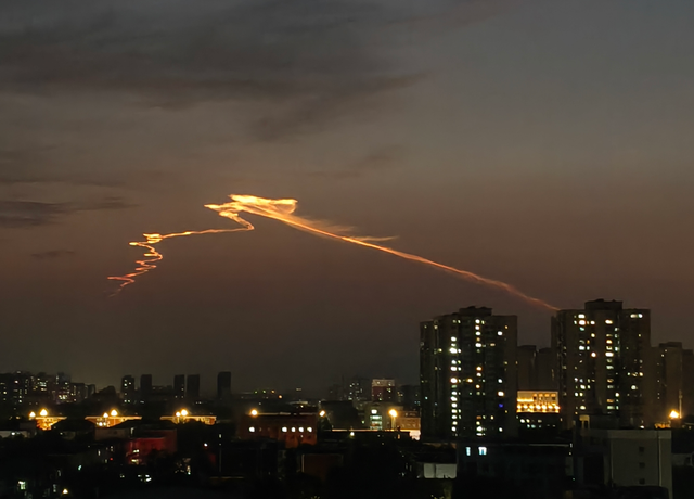 北京天空现神奇火箭云