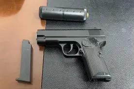 为给儿子买玩具，旅客行李查出仿真手枪进站时被拦截，铁警提醒图片