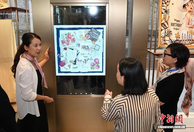 海外华文媒体代表参访浙江杭州上城 感受AI应用