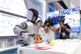 IDC发布中国机器人出海市场分析报告：工业与商用服务机器人海外收入显著增长图片