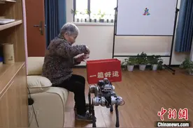 杭州：机器狗“上岗”养老院成新宠图片