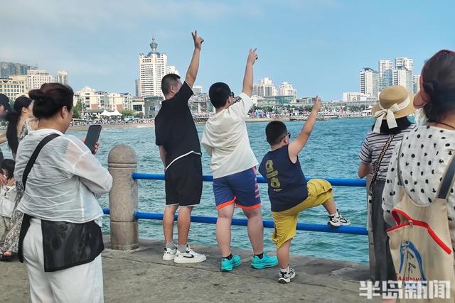 热浪挡不住热情，青岛海滨游客如潮