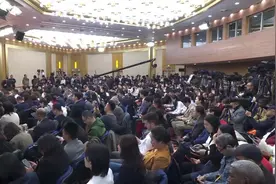 外交主题记者会丨王毅：中国已对38个国家单方面免签视频封面