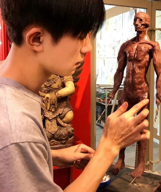 易烊千玺工作室回应“让粉丝带土”
