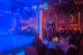 突击清查！警方在KTV足浴按摩店挡获多名违法人员图片