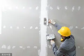 闪电律解｜奇葩！女子5楼新房被6楼邻居撬锁装修 律师：可诉讼请求恢复原状图片