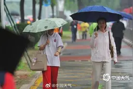 高考首日北京遇降雨 考生雨中赶考图片