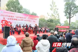 学雷锋践行动 送平安进社区图片