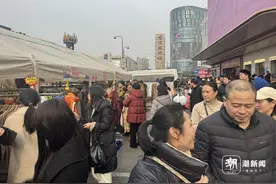 100多元能买好几件，有人还带了推车，为期20天，年末好多人都赶去了这里图片